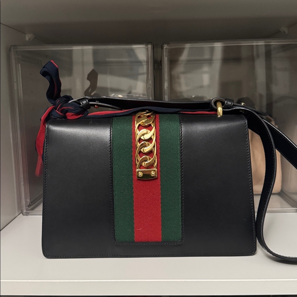 🔥Final Price-No Offers ✅ Gucci Sylvie Medium Black and Green Shoulder Bag w/ bow - Picture 4 of 9